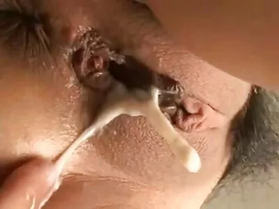 एक कुत्री एका कोंबड्यावर आहे