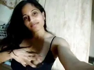 लॅटिना सावत्र मुलगी लंडवर उडी मारते