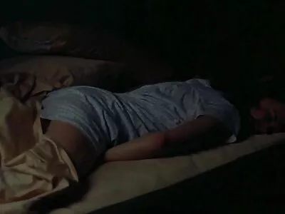 तिच्या गुडघ्यांवर हौशी बेब