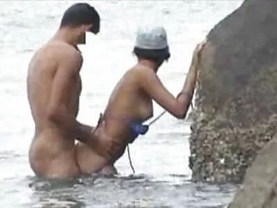 खडबडीत बेब ती डिक चालवते जोपर्यंत ती creampied होत नाही
