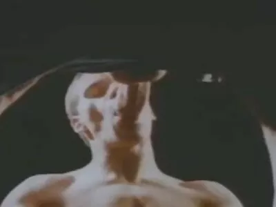 खडबडीत रेडहेड किशोर वेबकॅमवर खेळतात