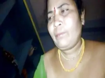 सौम्य गोरा स्वत: ला काचेच्या डिल्डोने चोखतो