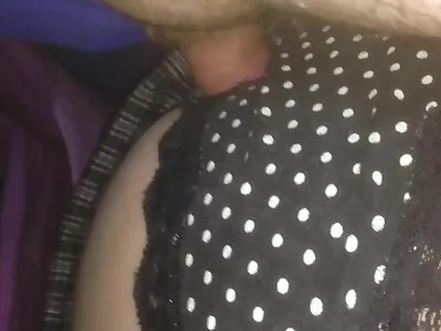 गोरा तिच्या प्रियकराला चोखतो