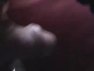 सुंदर इटालियन पत्नी जगाला दाखवते तिच्या नवऱ्याने चित्रित केलेली सुंदर केसाळ पुसी