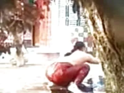 मुलगी कोंबड्यावर उडी मारते आणि एक क्रॅम्पी घेते