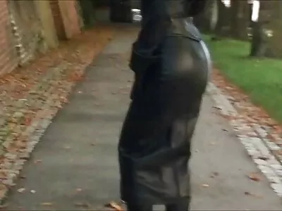 केसाळ कोंबडा आणि श्यामला पासून blowjob