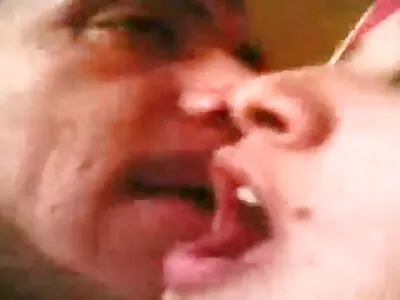 बाळ दोन मोठे लंड चोखते