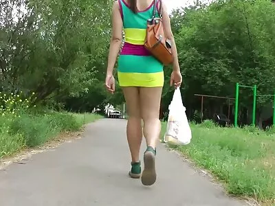 रेडहेड बेब तिचे परिपूर्ण शरीर दाखवते