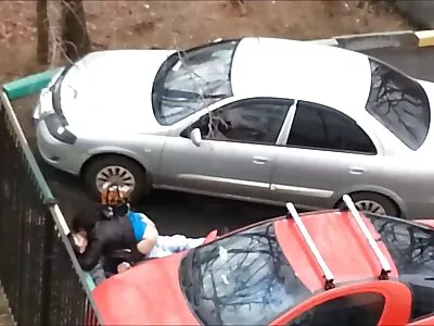 कॅमवर सपाट छाती असलेला गोरा केस असलेला किशोर