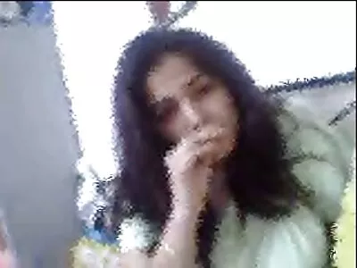 मुलगी कडक शाफ्ट चोखत आहे