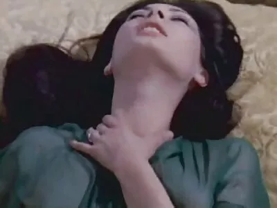 मोठे titted श्यामला blowjob देते आणि सेक्स करते