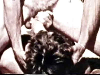 एक कोंबडा तिच्या तोंडात cumshot आहे