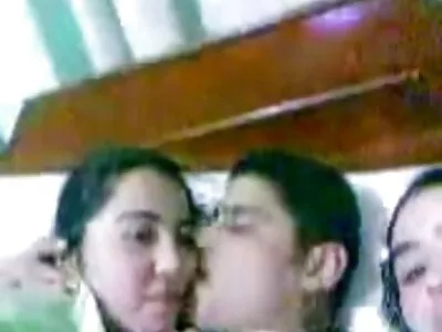 तिच्या घट्ट पुच्चीला मुठ मारणे