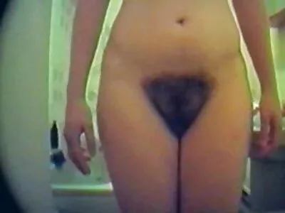 एक किशोर एक dildo मध्ये चिकटून आहे